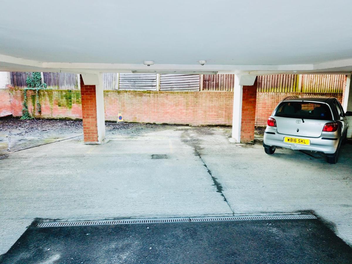 Апартаменти Private Parking Stylish Great Location Гілфорд Екстер'єр фото